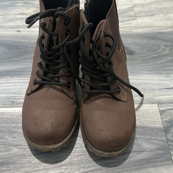 Toddler boy boots Children’s Place size 11 - Picture 5 of 5